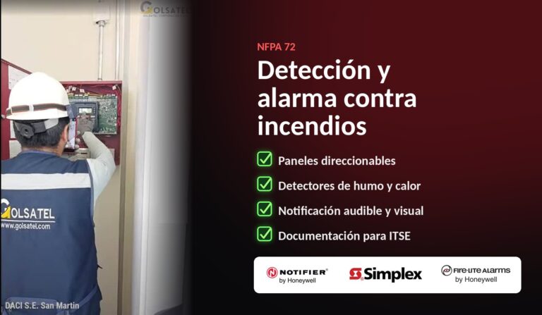 Técnico de Golsatel programando un panel de detección y alarma contra incendio Notifier instalado según NFPA 72