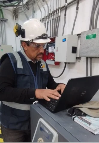 Especialista de Golsatel realizando mantenimiento y diagnóstico de un sistema contra incendio