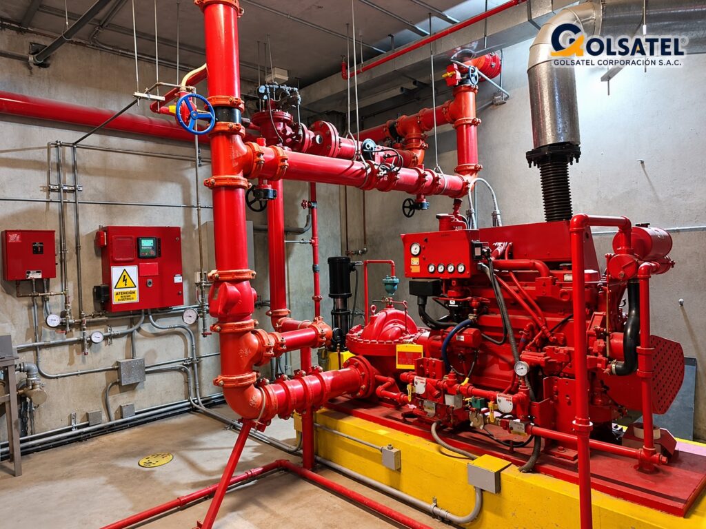 Sala de bombas contra incendio NFPA 20 instalada por Golsatel en Perú: bomba de carcasa partida con motor diésel, bomba jockey, tableros controladores y tubería de descarga